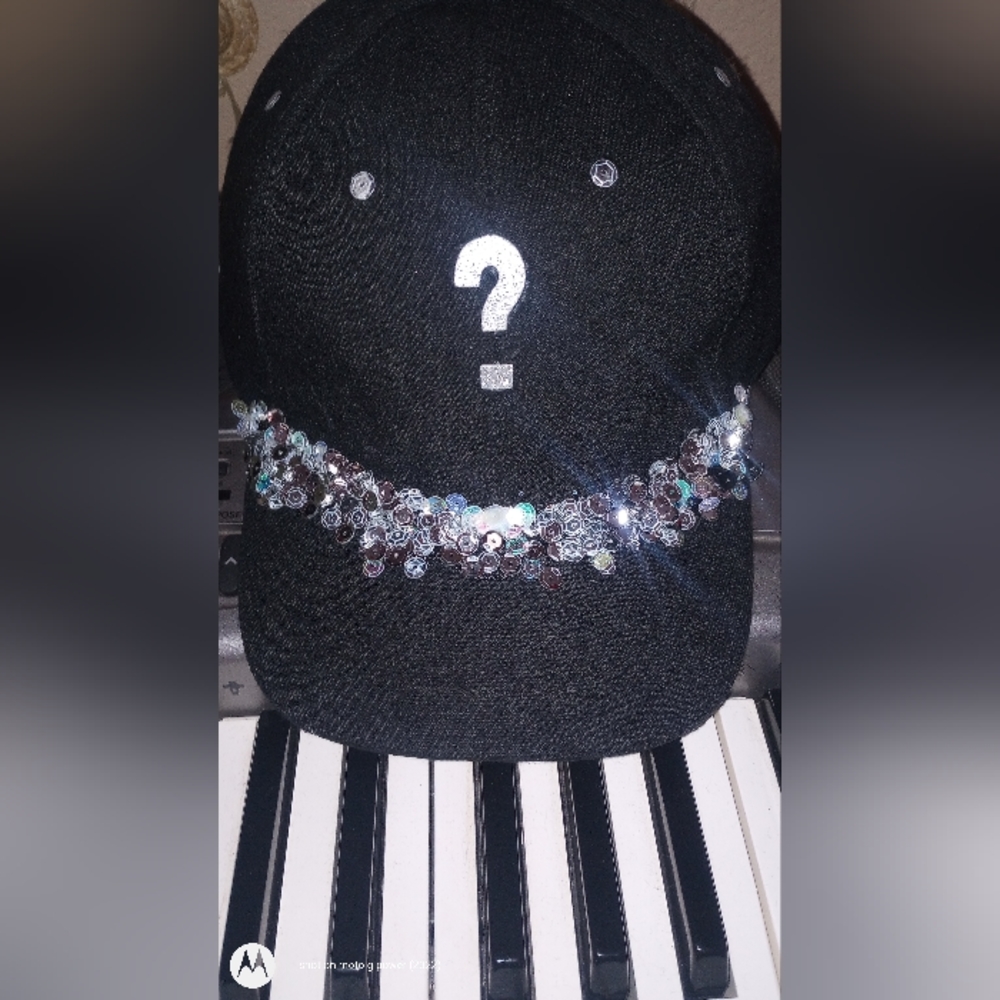 HAT'S - Picture 4 of 11